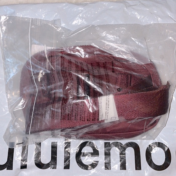 NWT Lululemon Everywhere Belt Bag Wine - Picture 3 of 9